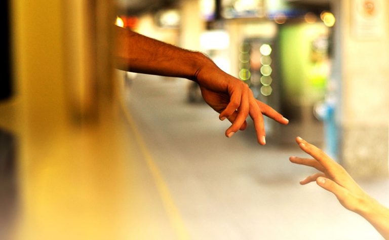 mains masculines et féminines touchent