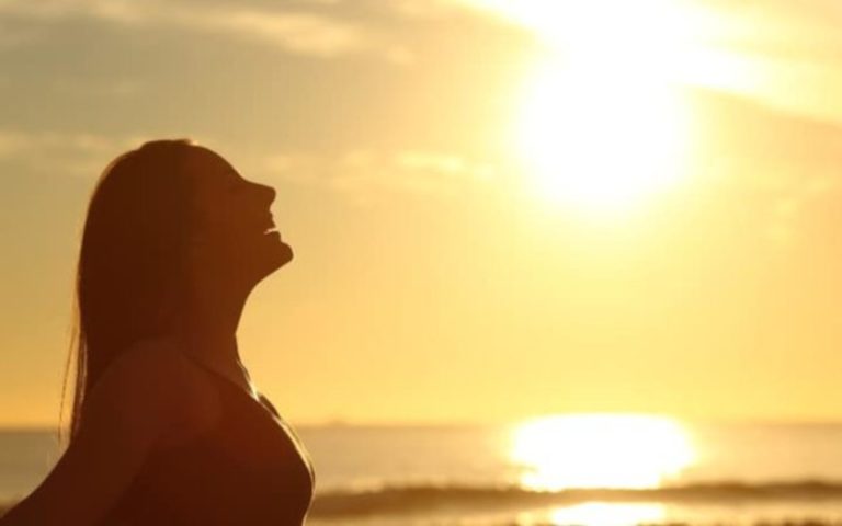 femme au coucher du soleil