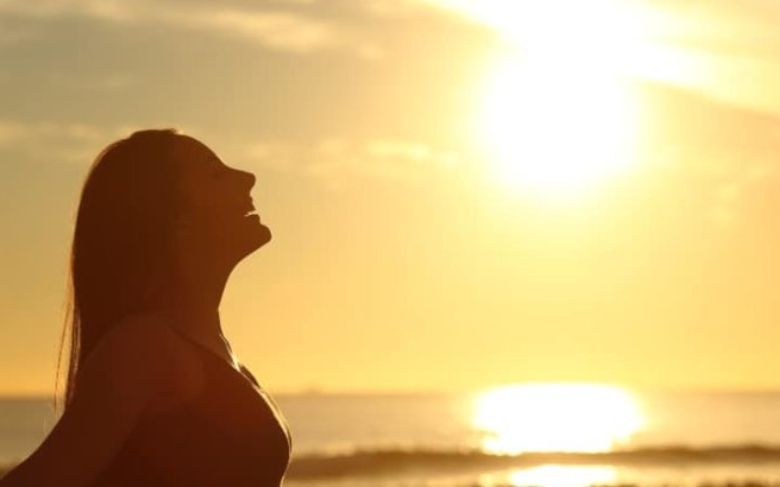 femme au coucher du soleil