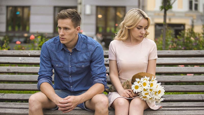 couple assis sur un banc