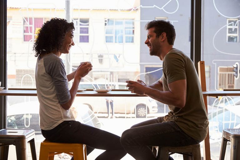 jeune couple, conversation café
