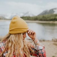 une femme avec un bonnet jaune sur la tête