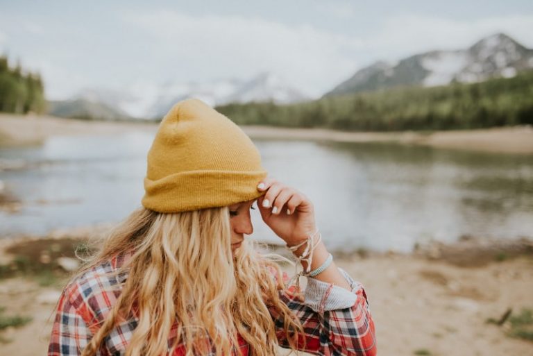 une femme avec un bonnet jaune sur la tête
