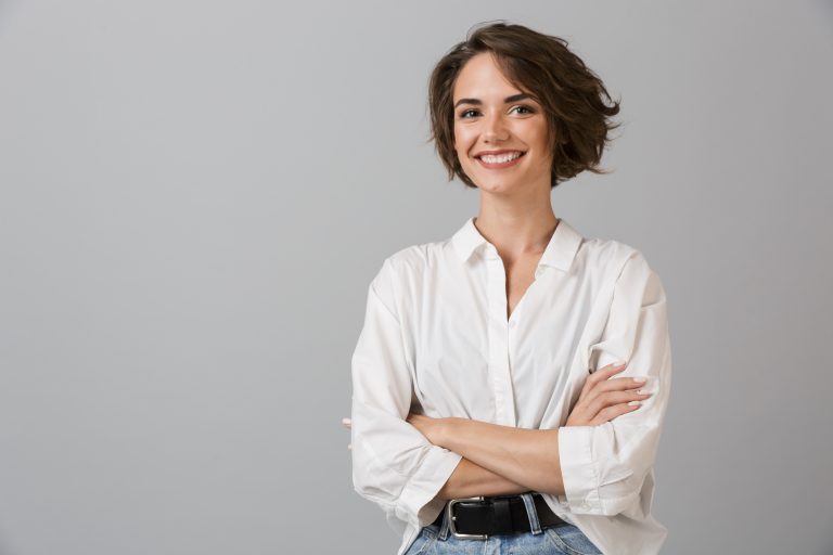 femme souriante, à, bras croisés