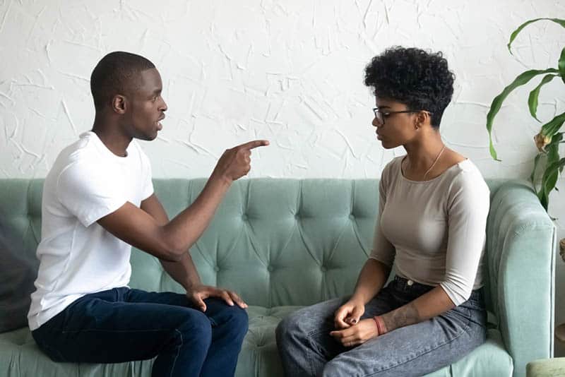 jeune, couple afro-américain, combat, divan