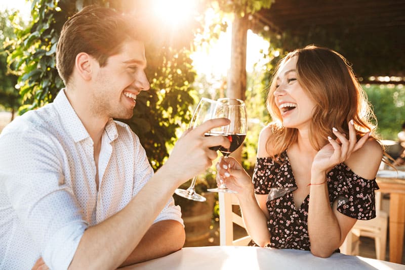 heureux, jeune couple, boire vin, dans, a, restaurant