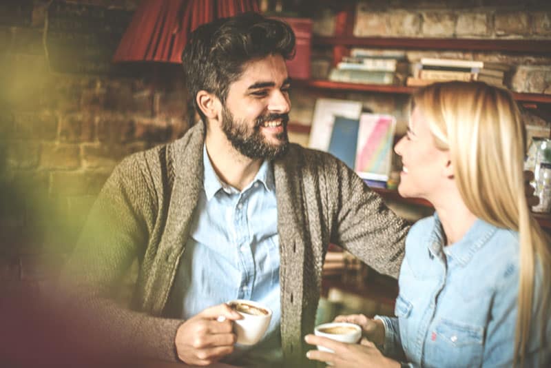 jeune couple, conversation, dans, café