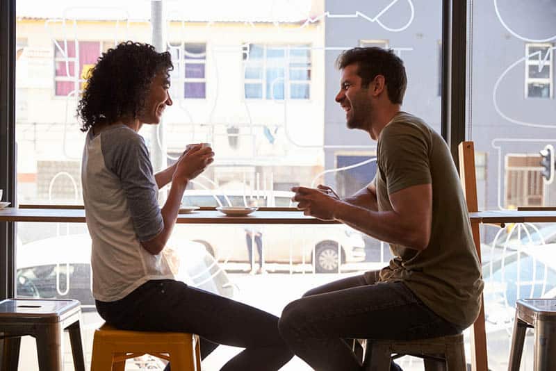 jeune couple, conversation, sur, a, tasse café