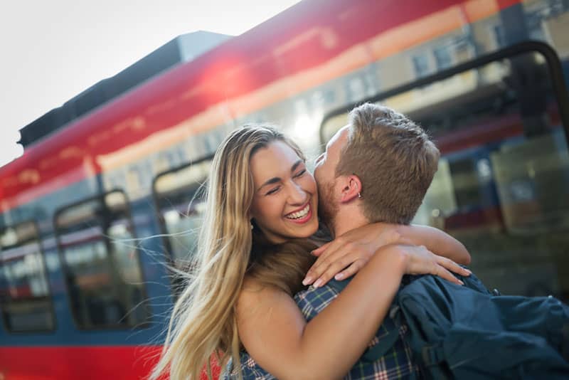 heureux, jeune couple, étreindre, sur, les, gare