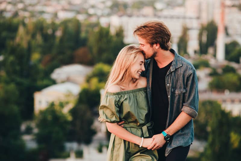 jeune couple, étreindre, et, baisers