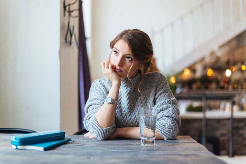 jeune femme, table, pensée