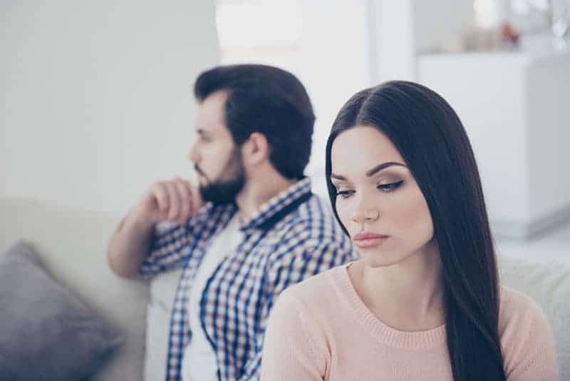 la femme a tourné le dos à l'homme