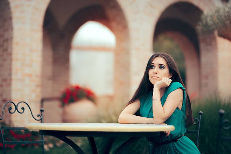 la femme est assise seule à la table