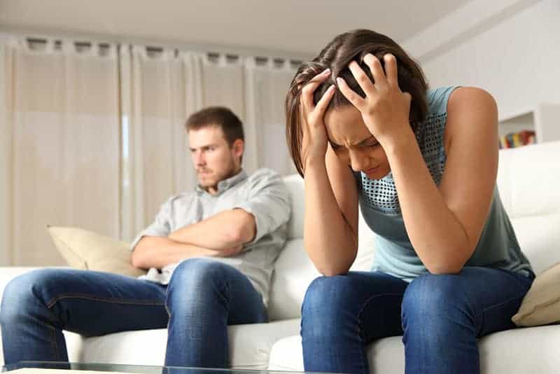 la femme tient la tête de l'homme en colère