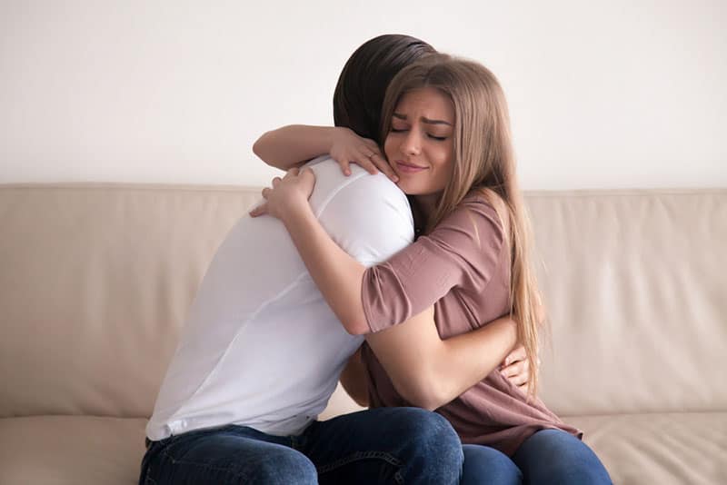 la femme étreint l'homme