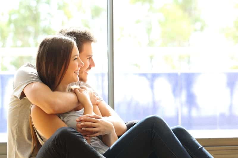 l'homme et la femme s'embrassent en détournant les yeux et en riant