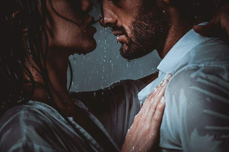 l'homme s'accrochait à la femme
