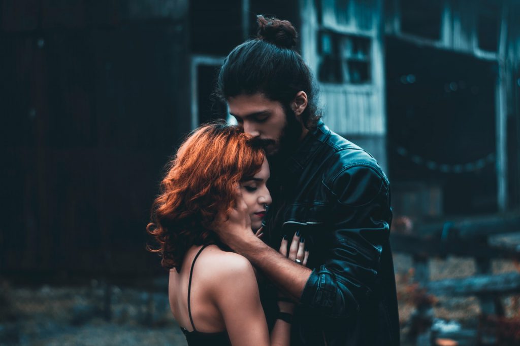 l'homme étreint la femme rousse