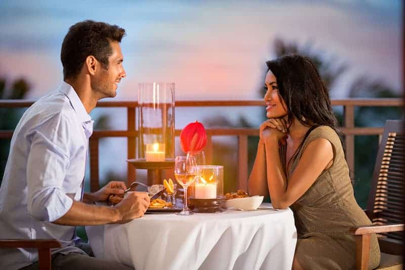 un homme et une femme sont sortis dîner