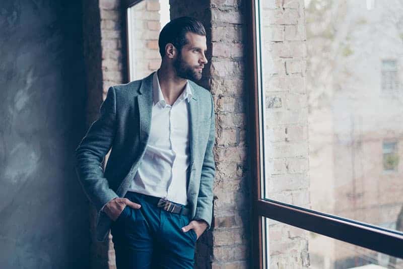 un homme imaginaire regarde par la fenêtre