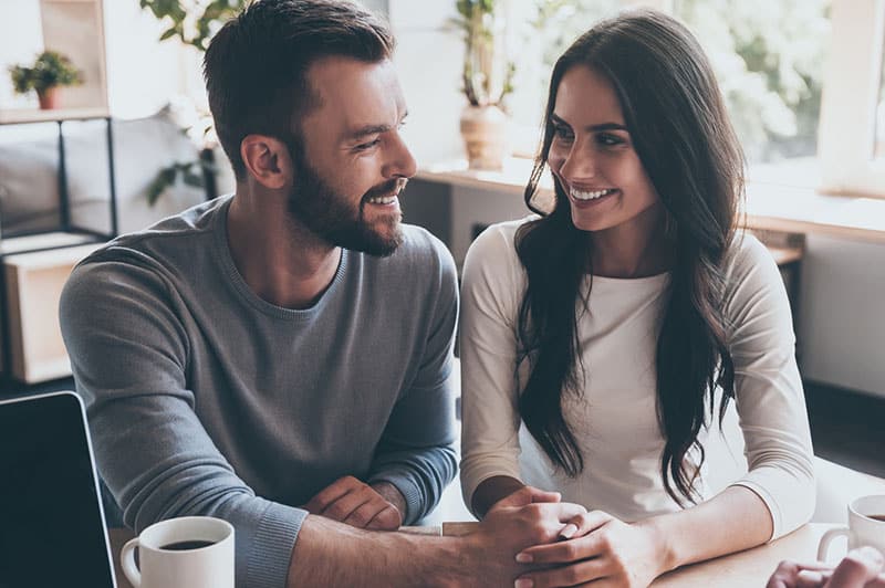 un homme parle à une femme