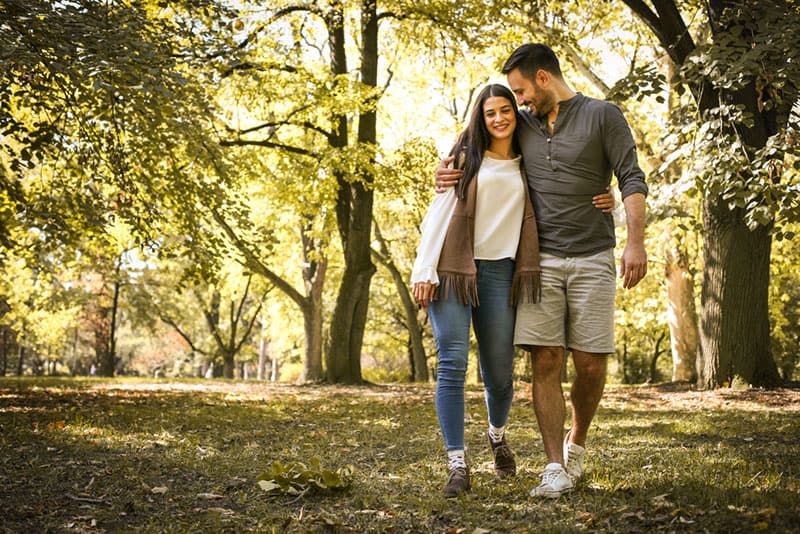 un homme se couche avec une femme étreinte