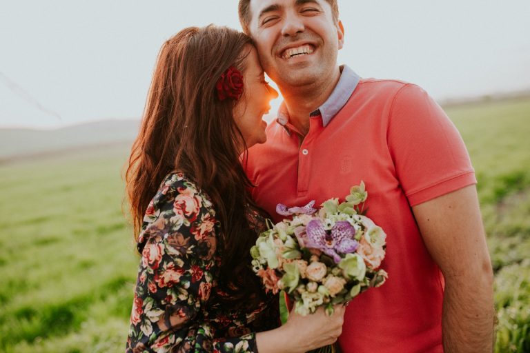 l'homme et la femme rient