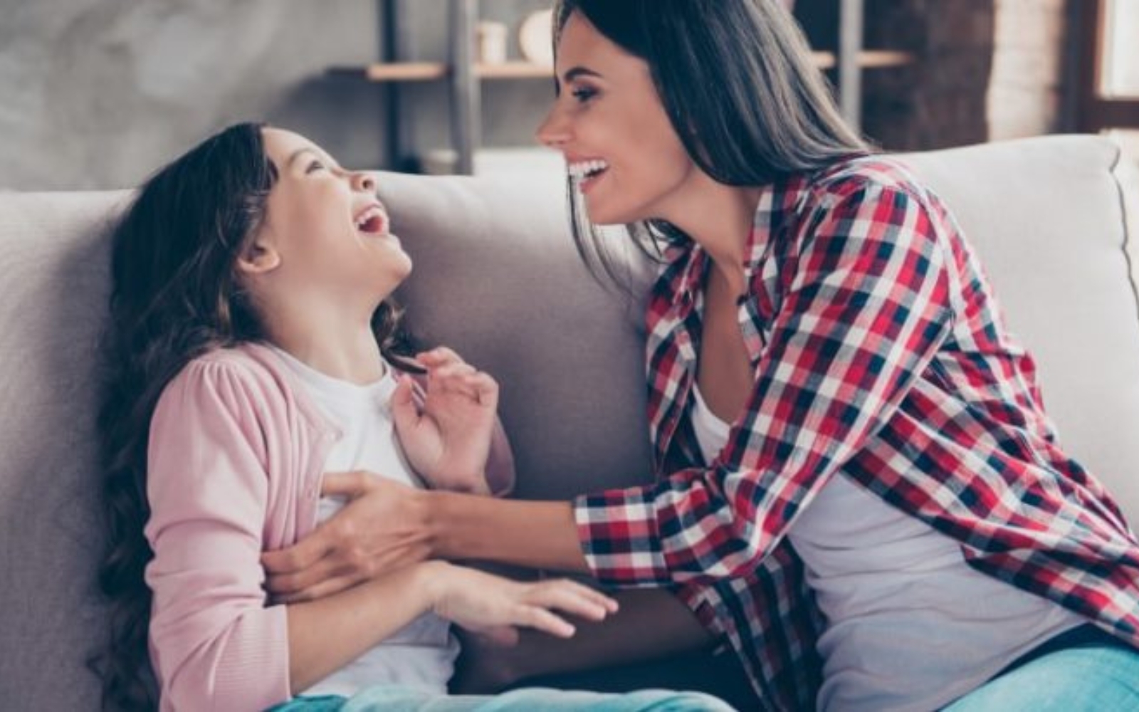 maman et sa fille rient sur le canape