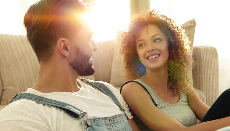 Jeune couple, confection, contact visuel, dans, salle de séjour