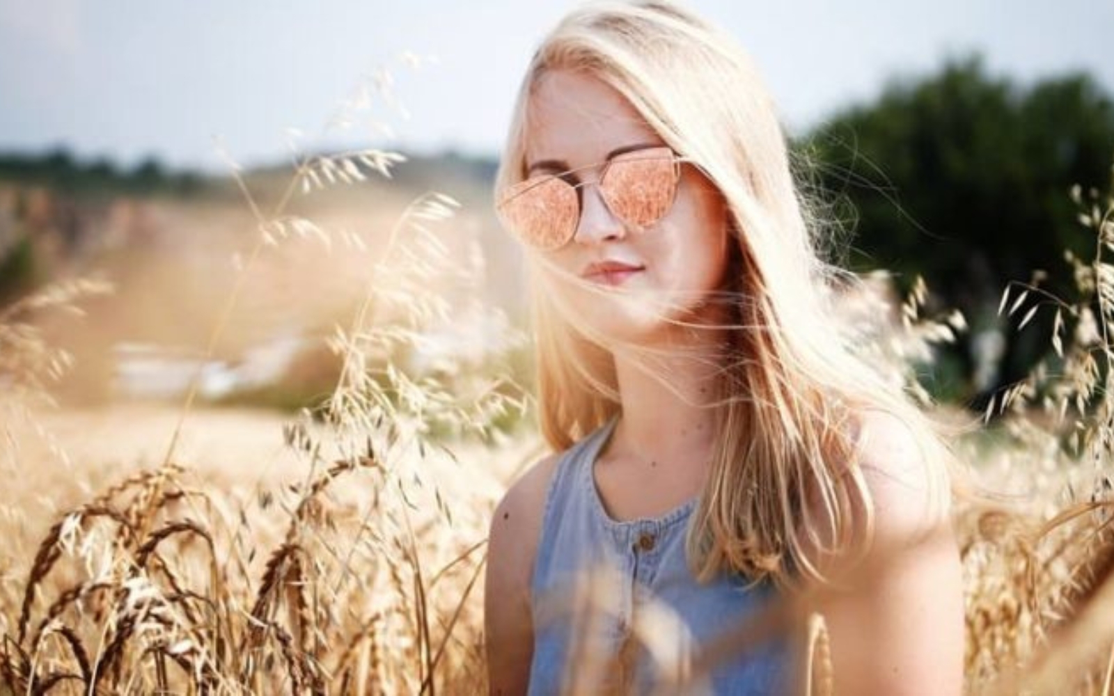 une femme bleue avec des lunettes debout