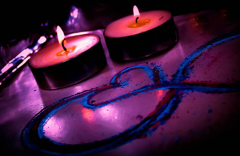 bougies dans une pièce sombre avec signe de coeur
