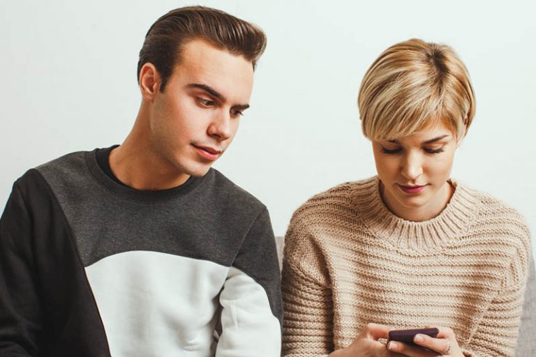 Comment Reconnaître Un Homme Amoureux Qui Cache Ses Sentiments