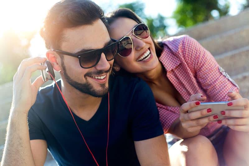 couple, écouter musique, ensemble, et, rire