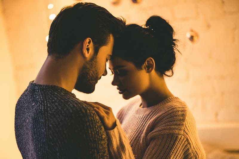 couple étreindre dans la chambre