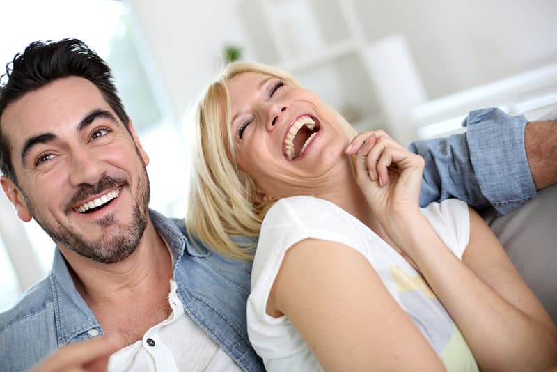 couples mûrs, rire, sur, divan
