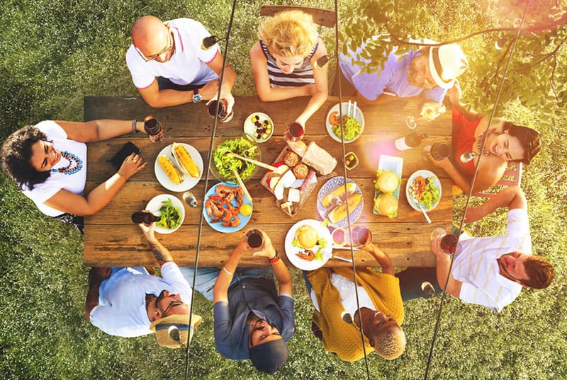 déjeuner en famille à l'extérieur