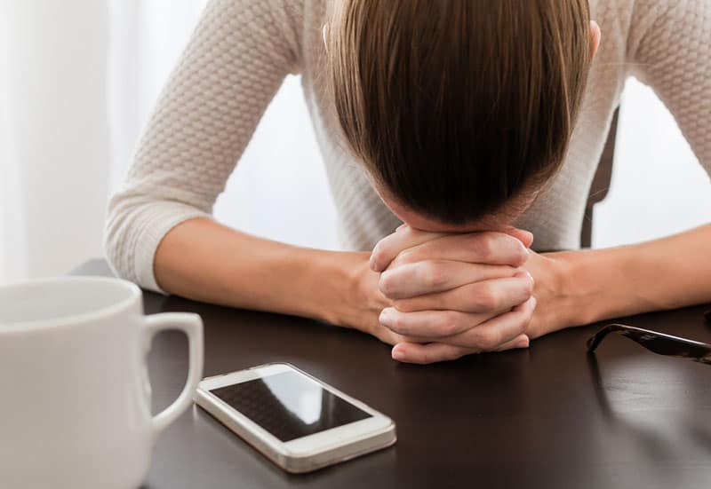 femme frustrée avec téléphone