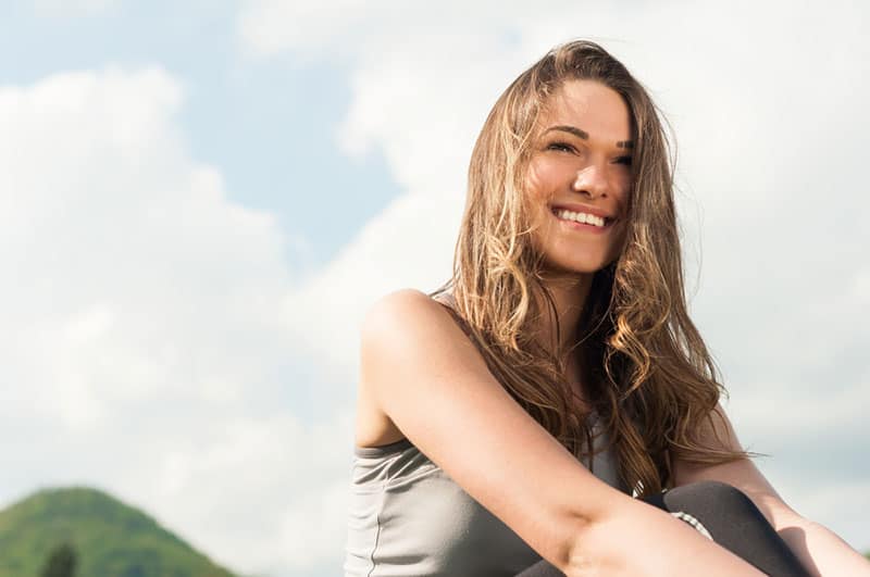 heureuse jeune femme à l'extérieur