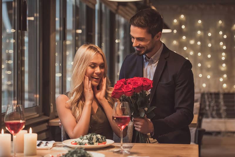 homme surprenant sa petite amie avec des fleurs