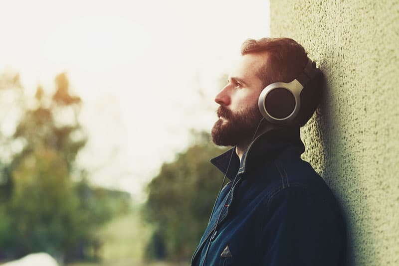 homme triste avec un casque à l'extérieur