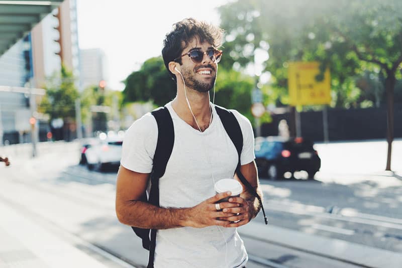 jeune bel homme avec café