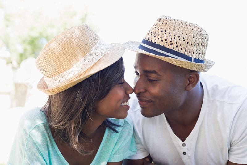 jeune, couple afro-américain, contact visuel