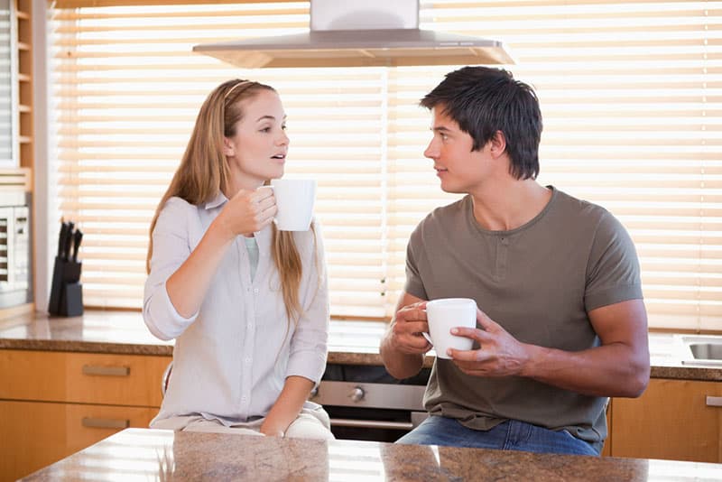 jeune couple, boire, café, dans, cuisine