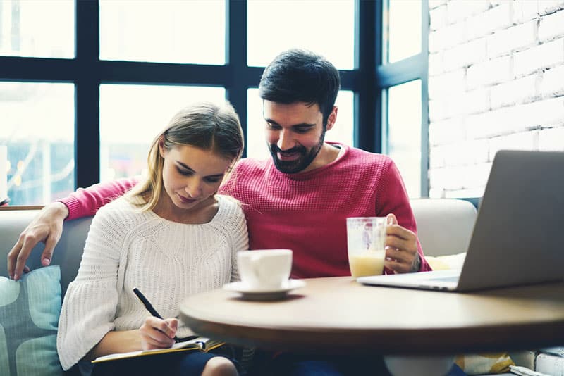 jeune couple, confection, plans, dans, café