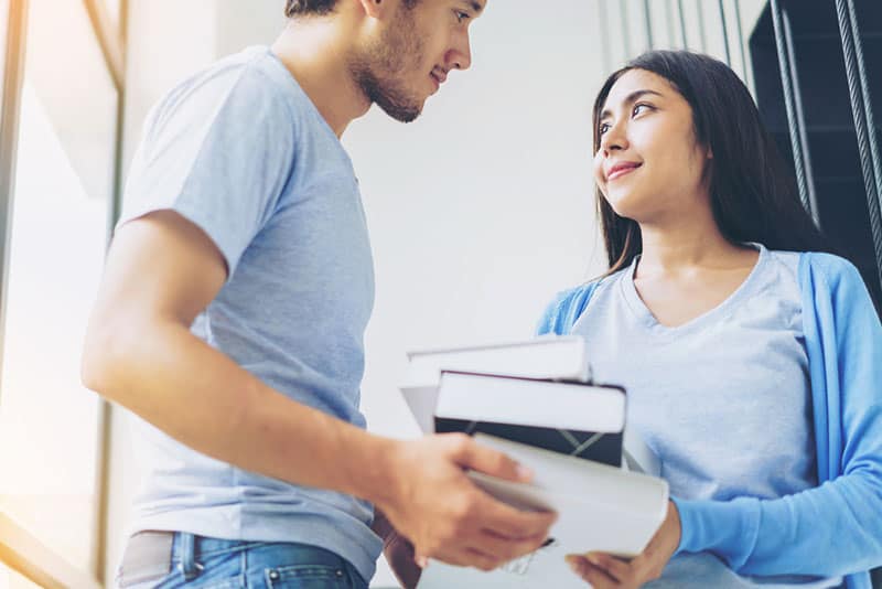 jeune couple, contact visuel, dans, salle de séjour