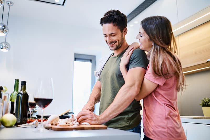 jeune couple, préparer repas, ensemble