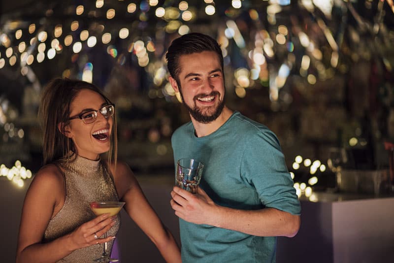 jeune couple, rire, fête