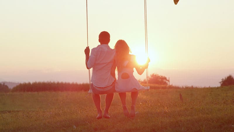 jeune couple sur balançoire