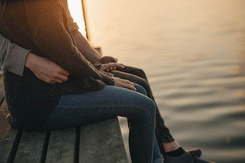 jeune couple, séance, sur, dock