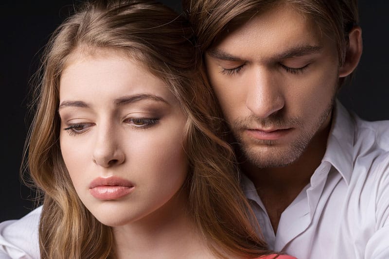 jeune couple triste étreignant